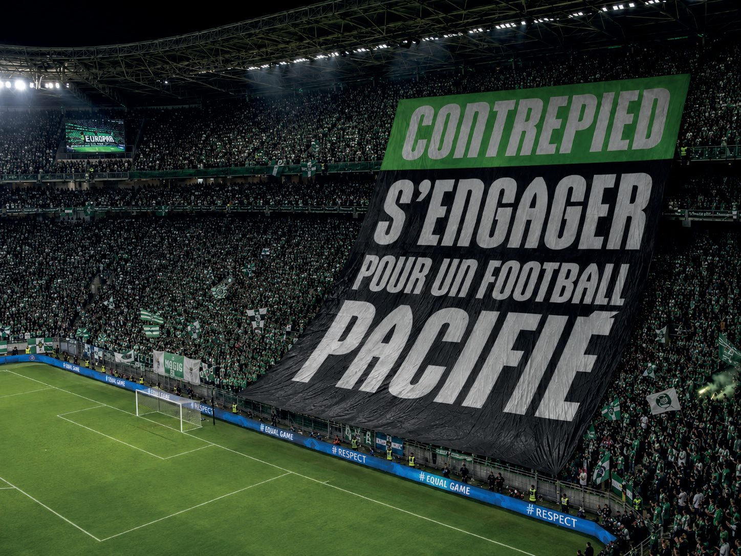 Le tifo Contrepied dans un stade plein